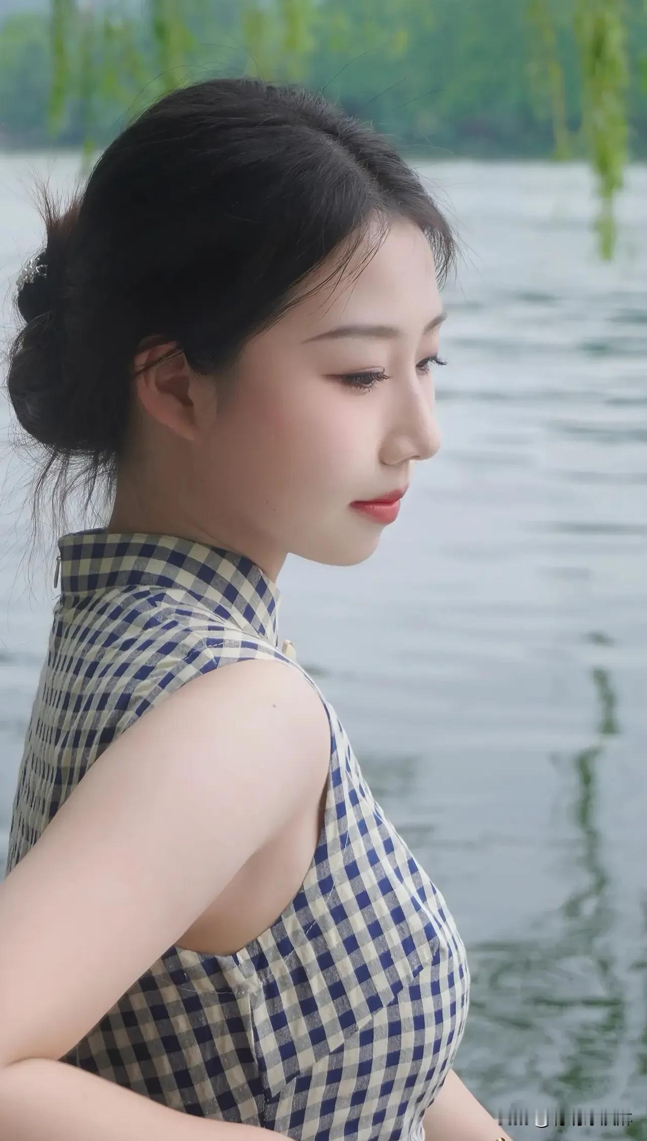 国风之美，尽在举手投足间。一袭旗袍，一曲古韵，演绎东方优雅。