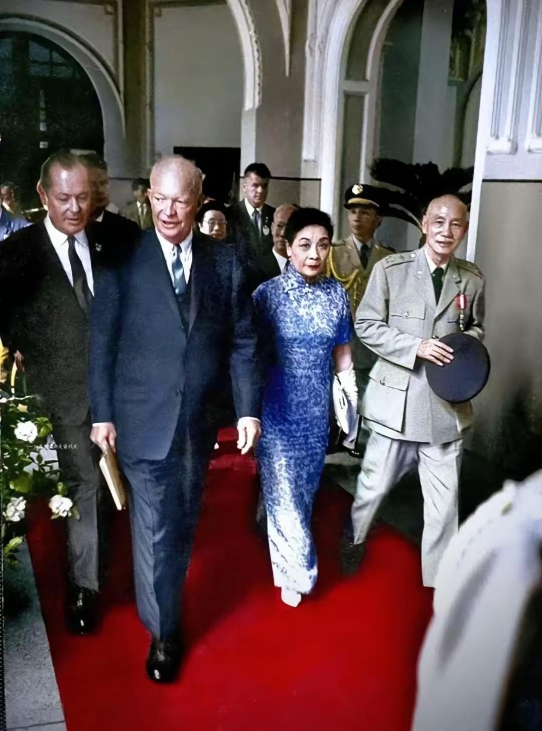 1960年6月，卸任前夕，时任美国总统艾森豪威尔窜访中国台湾地区，蒋介石与宋美龄