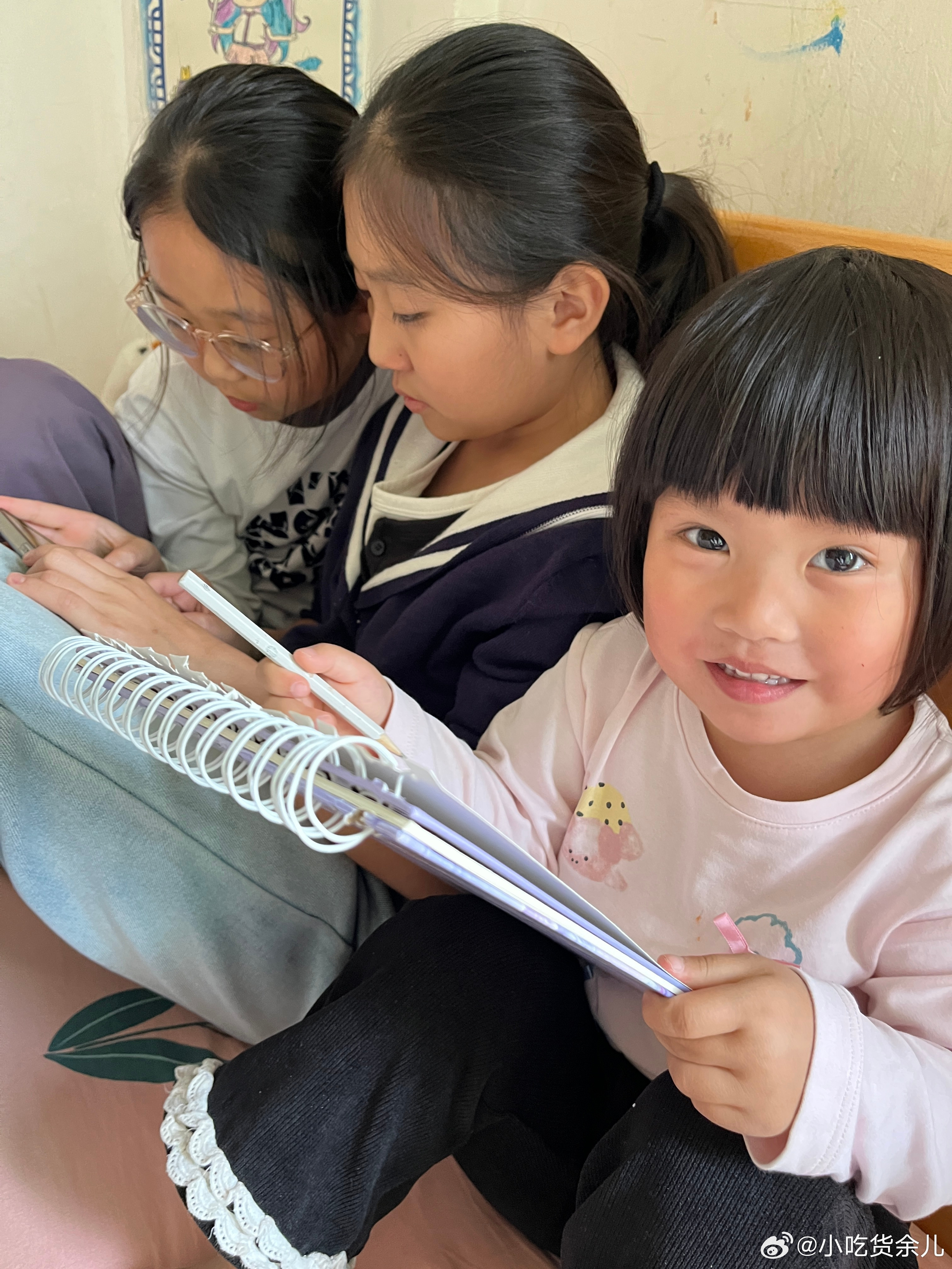 两个姐姐在玩游戏，给她们玩半个小时，柠宝在画画，不知道她画的是什么，反正夸就对了