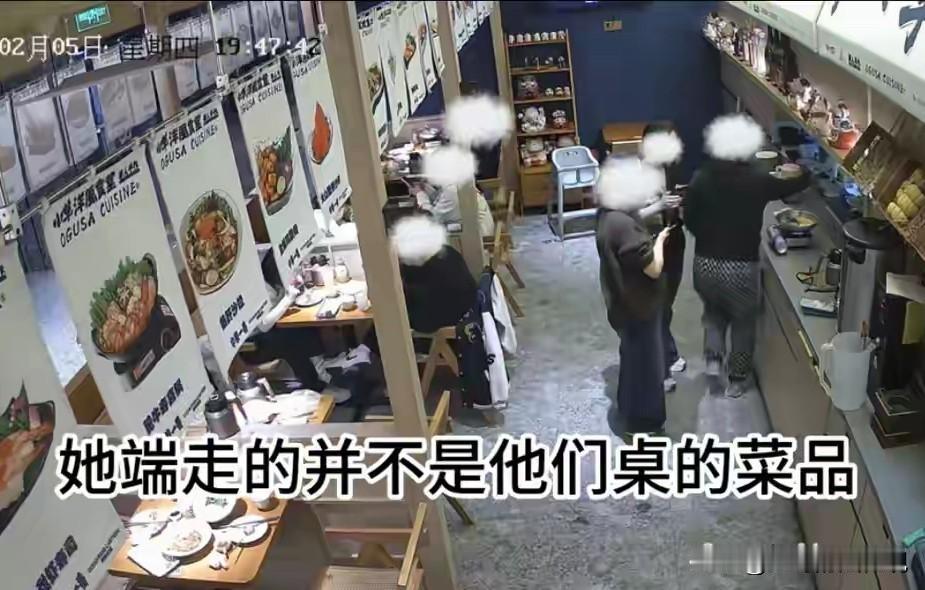 戾气太重了！广东深圳，一家4口来餐厅吃饭，期间嫌店家出菜慢，一老人私自端走他人两