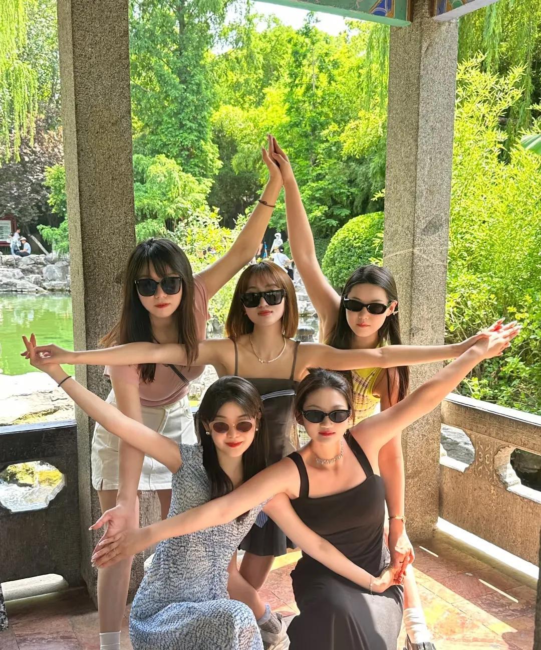 《花》五朵金花开山边，堪比真花更耀眼。帅哥都想看一看，………？抛砖引玉