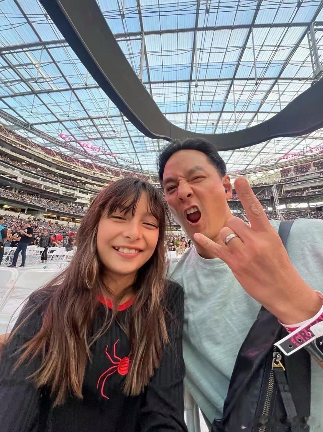 吴彦祖晒出和12岁女儿的合照。他女儿模样有点怪，看着既显老又显小，颜值普普通通，