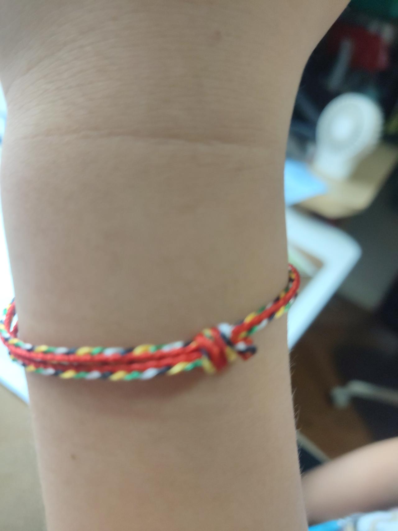 南京玄武区这所小学有点意思。我拿着一把艾草，去接孩子放学，孩子出门举起手给我看手
