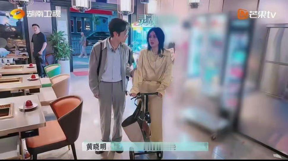 黄晓明背尚雯婕上楼尚雯婕脚伤要上楼不方便，黄晓明直接说我背你上去，尚雯婕还怕自