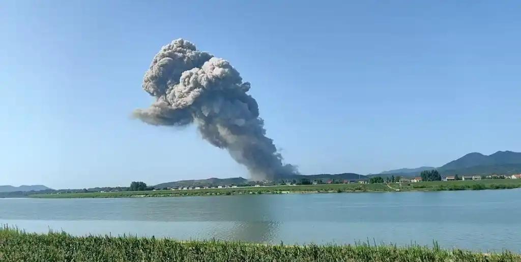 【#湖南一鞭炮厂发生爆炸事故#】6月16日上午，湖南临澧县一花炮厂发生爆炸事故。