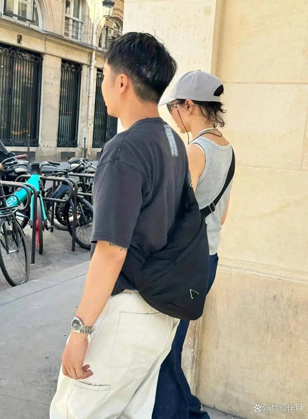 60岁张曼玉与一男子同游巴黎，打扮港风像30岁，气质出众像少女张曼玉近日在巴