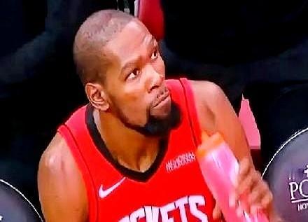 关键球能力弱，影响比赛走向，却还是最重要的时刻赢球钥匙。火箭队引进杜兰特后，