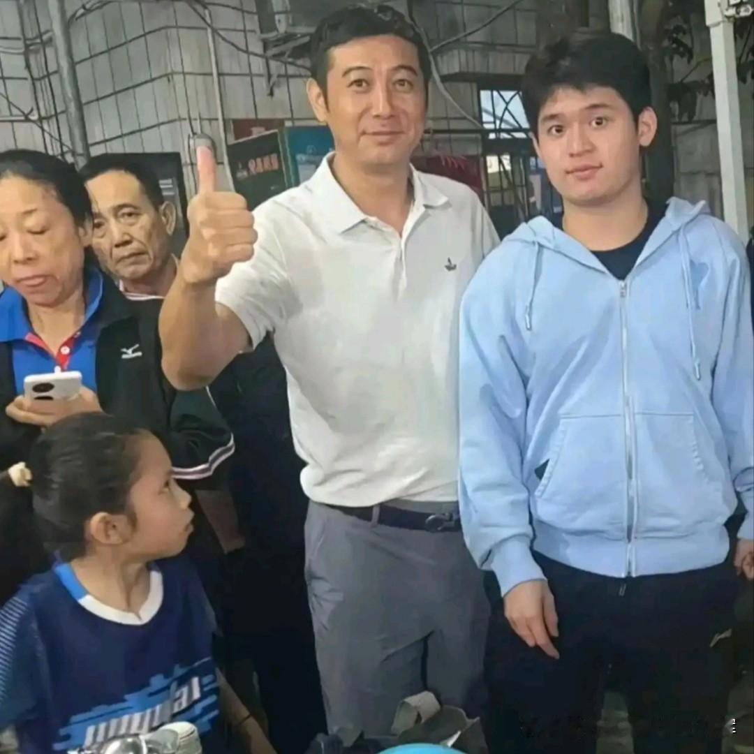林诗栋的父亲林琼志，朴实正直，是一名基层公务员，也是儿子乒乓球路上的启蒙教练。