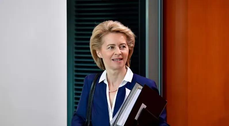 面对美国加征50%关税的威胁，欧盟还是选择跪了反手声称要中断与华贸易谈判据