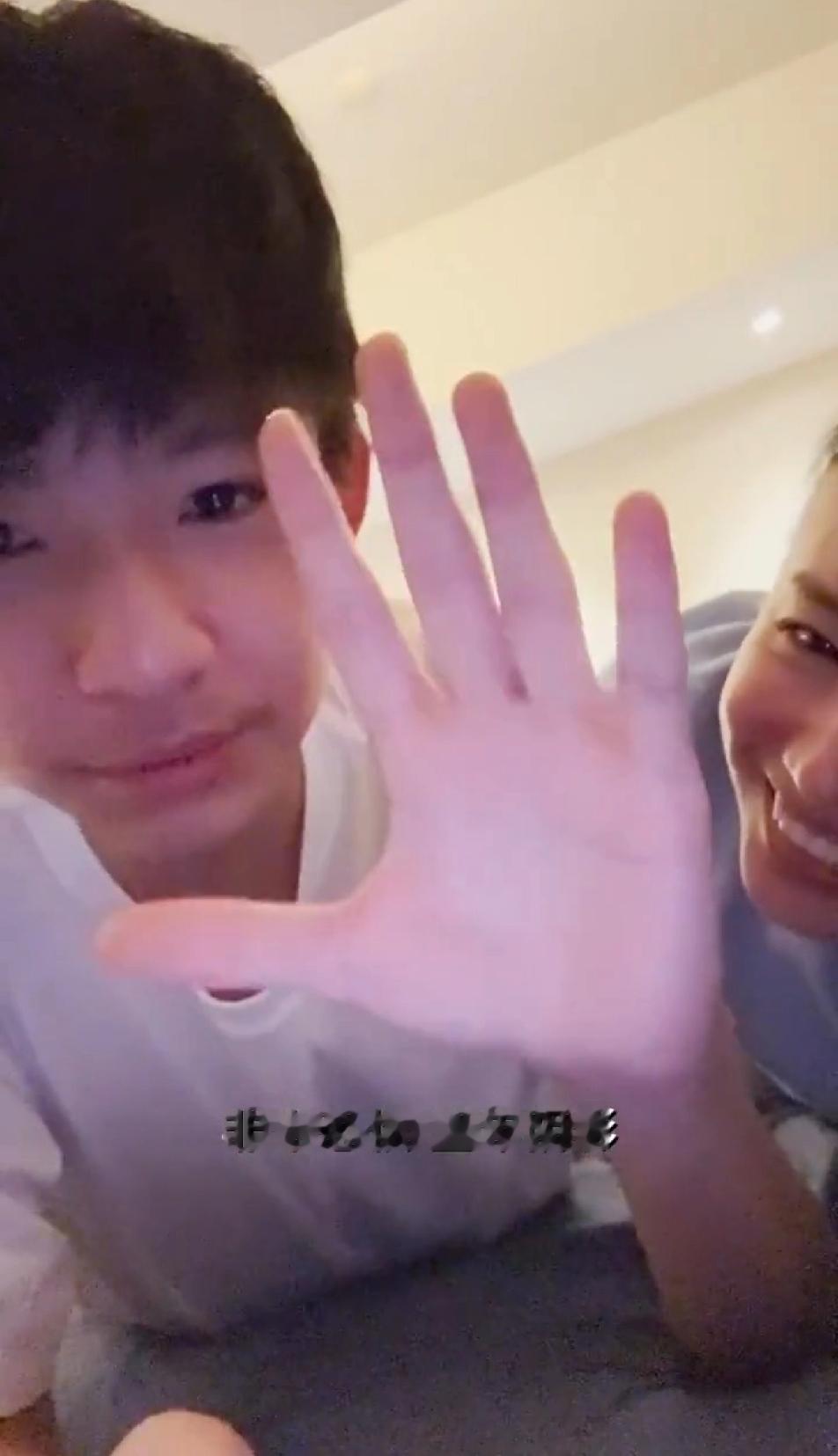 董洁拼命直播也是有原因的，明星养娃真的费钱，看她和顶顶聊小时候上过的各种课外班吓