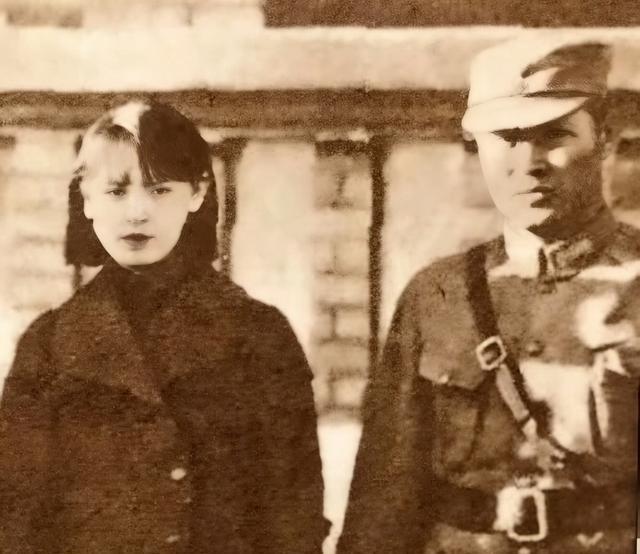 1949年北平解放，傅作义夫人被蒋介石扣押，地下党找了很久没找到，周总理指示：“