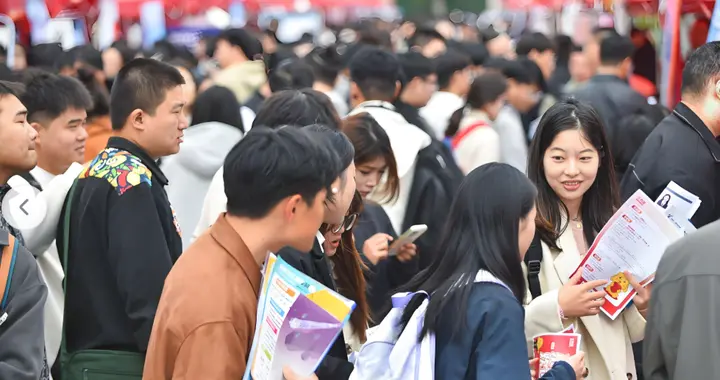 装疯卖傻、丑态百出、目不识丁, 到底是谁捧红了这些跳梁小丑?