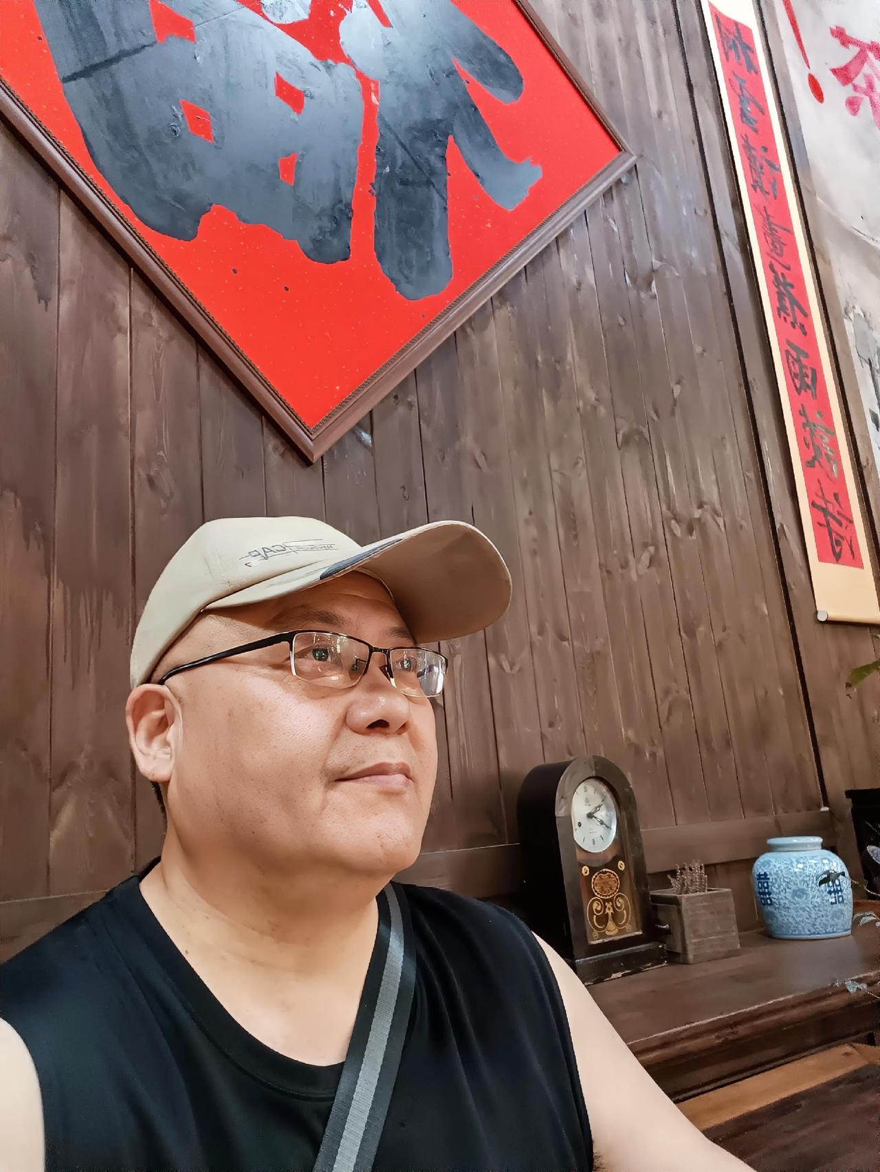 很多人都说，老王你是假牙，你又不缺钱，你的条件还可以，完全可以去做种植牙，你