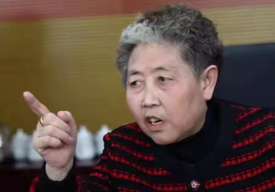 震撼揭秘！79岁陶碧华再度出山，老干妈逆势崛起背后隐藏的秘密！2024营收逼近5