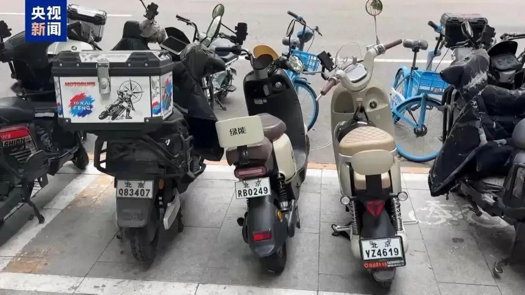 电动车都挤到机动车道不敢想像！！电动车甭管二轮，三轮，四轮，只要没有脚踏，基本上