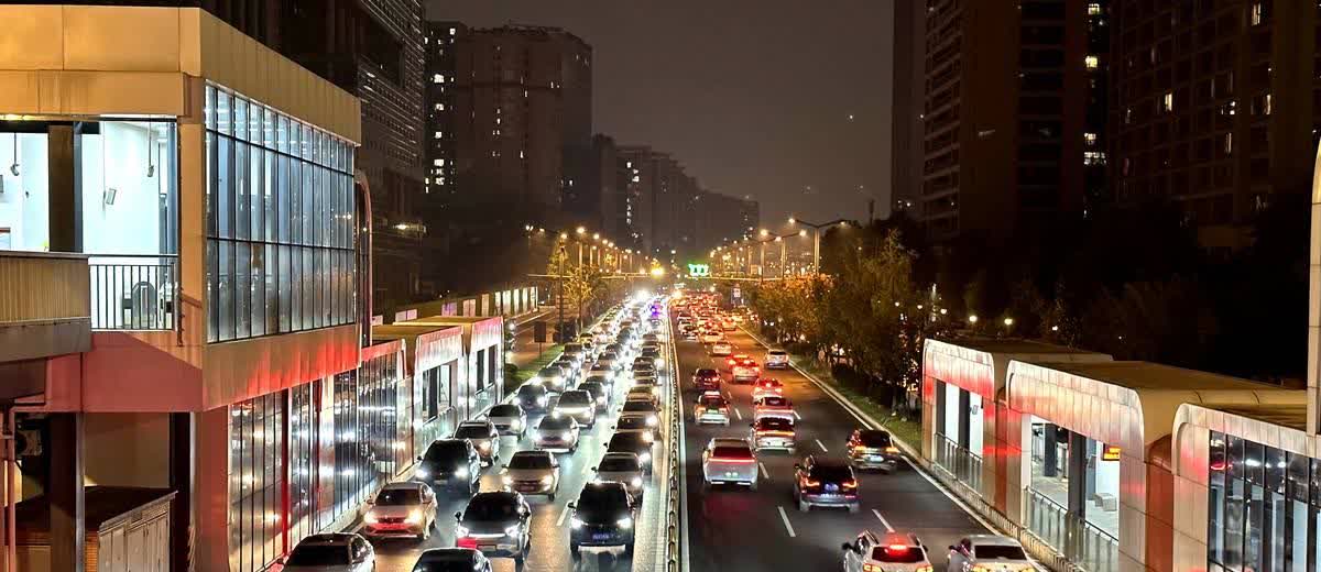 600万辆私家车全国第一，油车天天被限行，电车却畅通无阻，成都车主炸了！