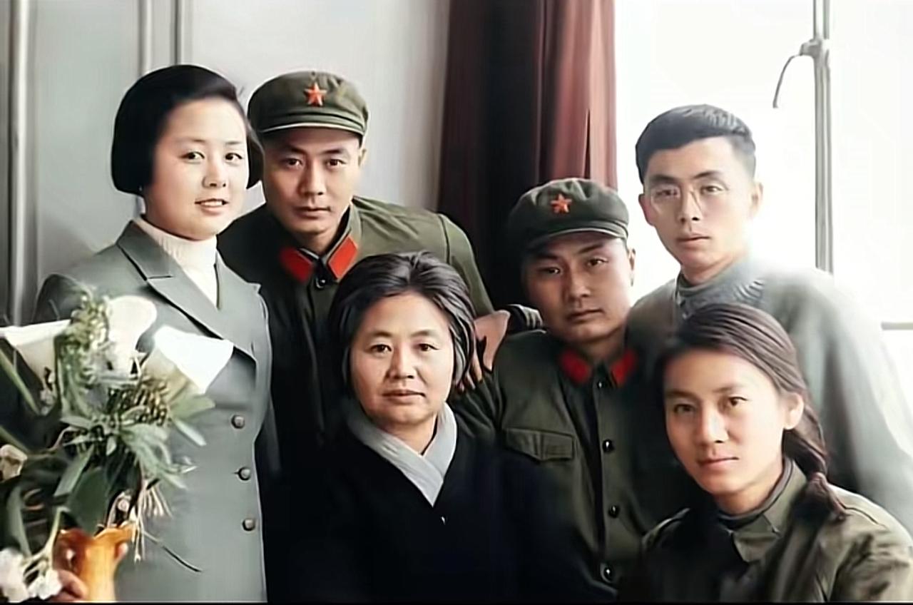 这是陈毅元帅夫人张茜与五个子女、儿媳的家庭合影，拍摄于1973年。陈毅元帅逝世后