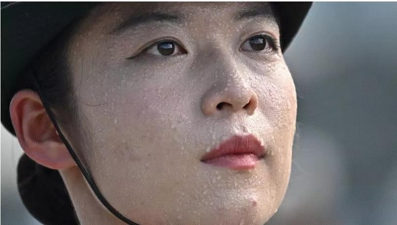 大家看阅兵式，男人和女人各有各的看点，男人爱武器，女人看帅哥还看美女。比如，今天