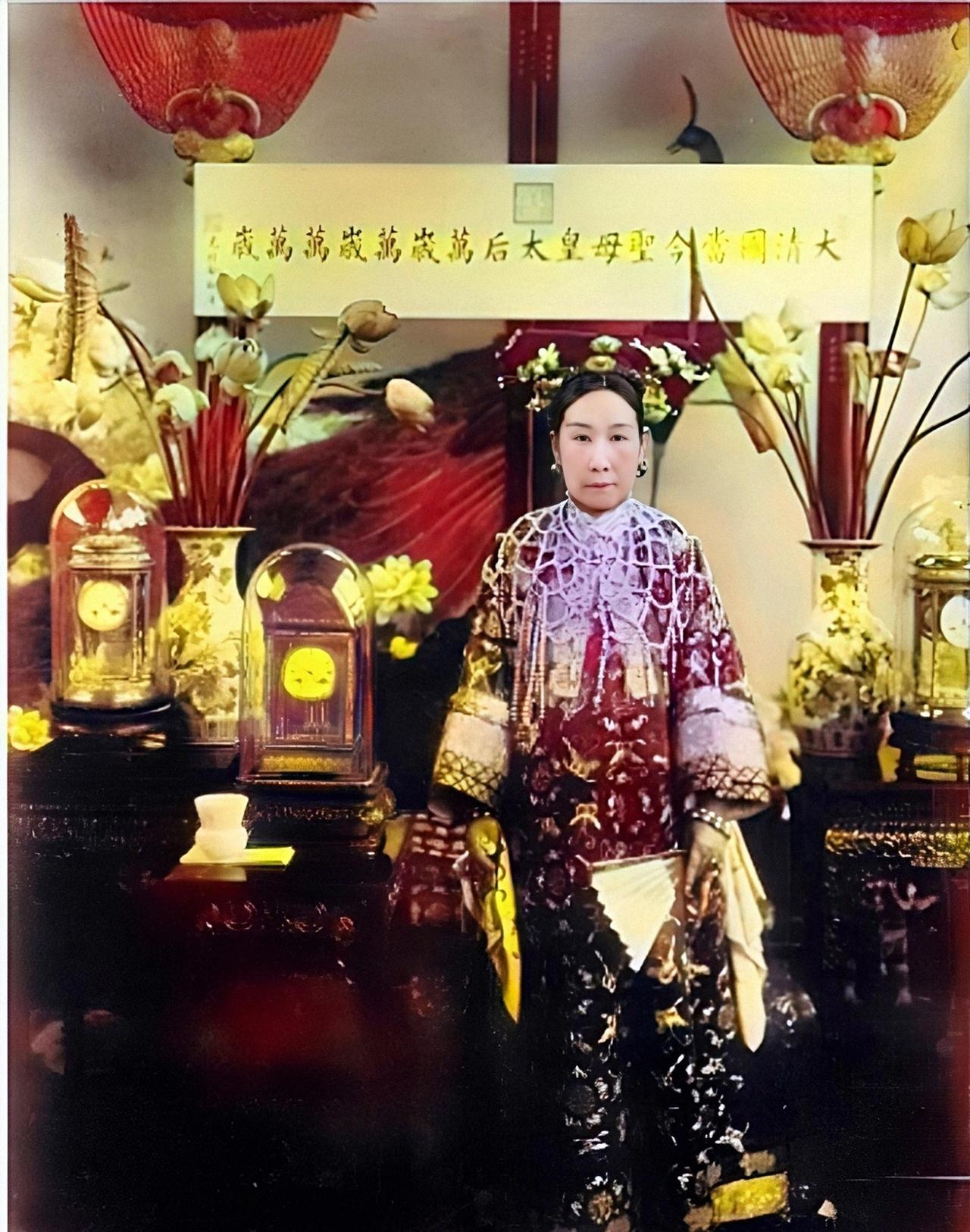 这是极为罕见的一张慈禧的照片。镜头里的慈禧正襟危坐，珍珠披肩却歪了半寸190