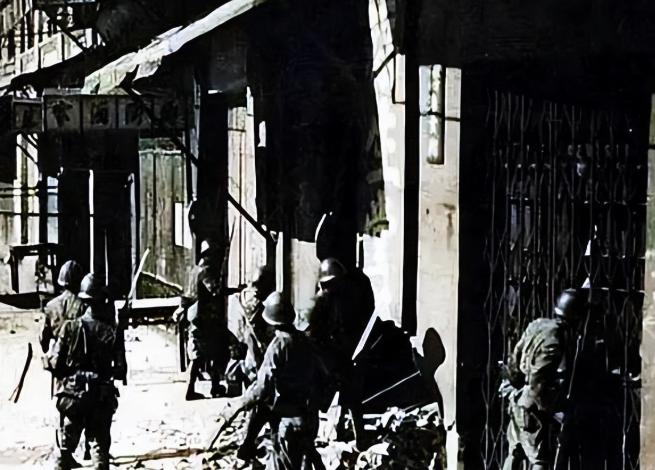 1939年，一群日军闯入一户人家，先将女人摁住后，便把她6岁的女儿扔进火堆，顽强