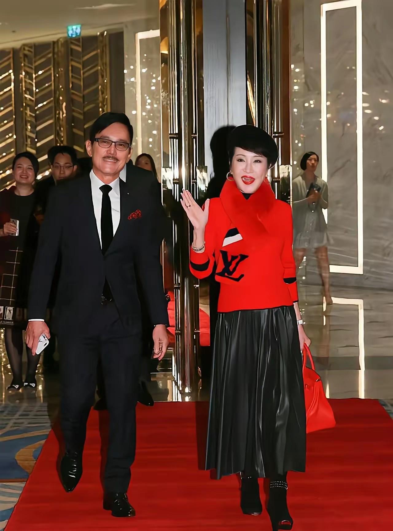 这是谢霆锋的继父，穿着西装，戴着眼镜，仪表堂堂，风流倜傥，与狄波拉一起走红毯，秀