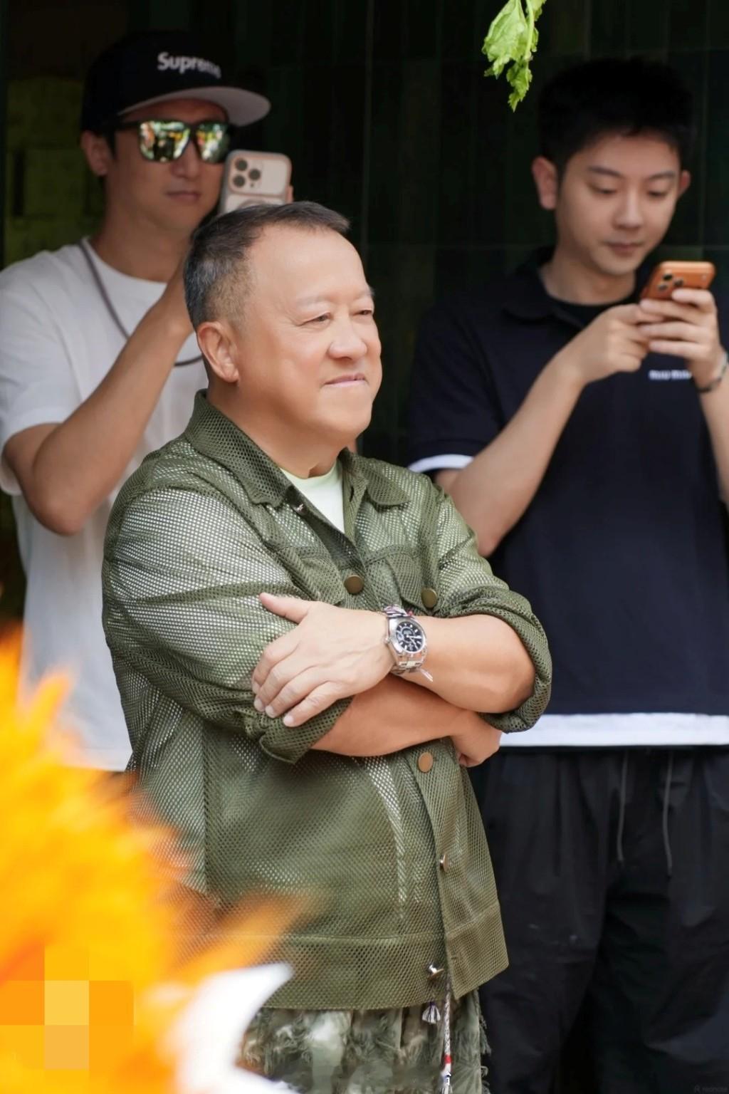 曾志伟北上创业开面包店，张学友梁朝伟送花篮撑场，全程亲民主动和路人合照签名73岁
