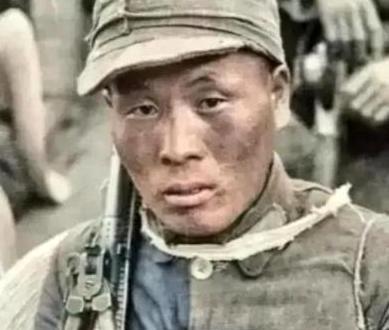 1945年5月，机枪手曾岳峰因负伤与大部队失散，谁料竟撞见百余日军正在休整用餐！
