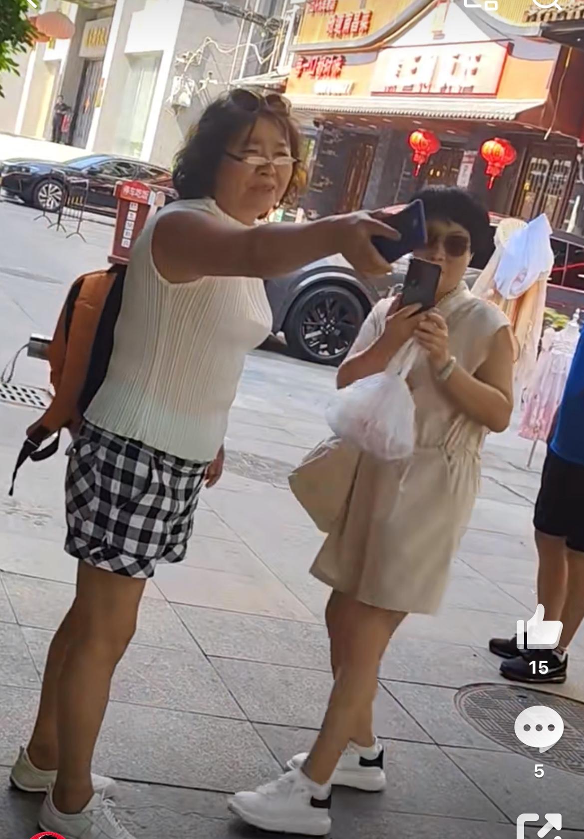 三男一女打出租车不给钱，跑了，事发江西南昌。不知道打车途中，他们发生了什么纠纷，