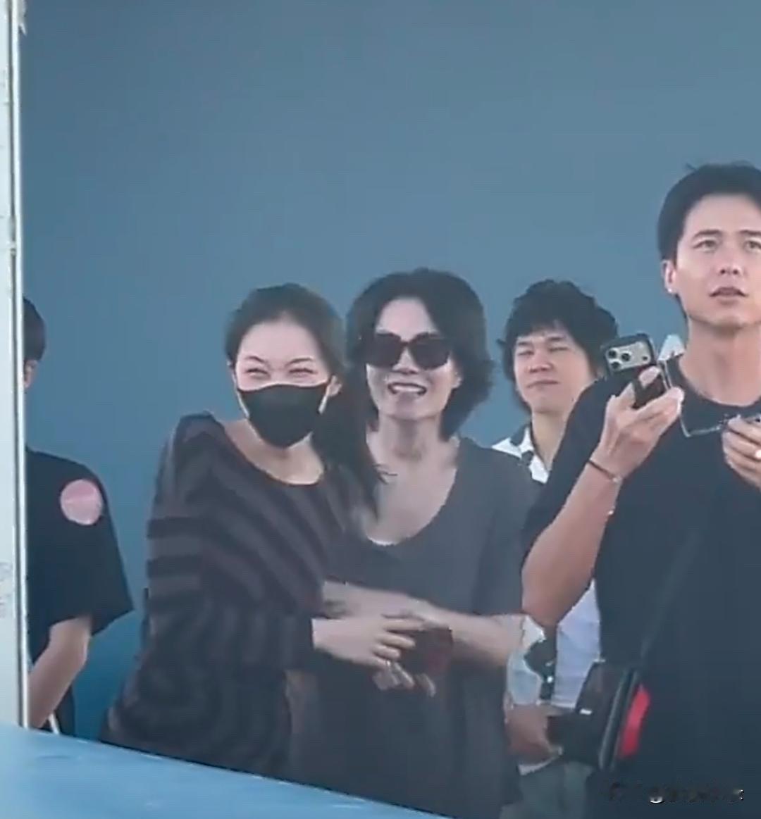 57岁王菲和小女儿李嫣一起到阿那亚看音乐节表演，母女俩关系非常好，有说有笑的，宛