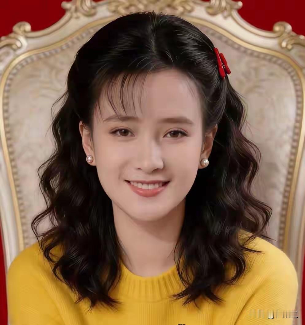 小家碧玉，宛如仙女下凡，恰似清水出芙蓉，天然之美胜似雕塑。奈何天嫉英才，早早将她