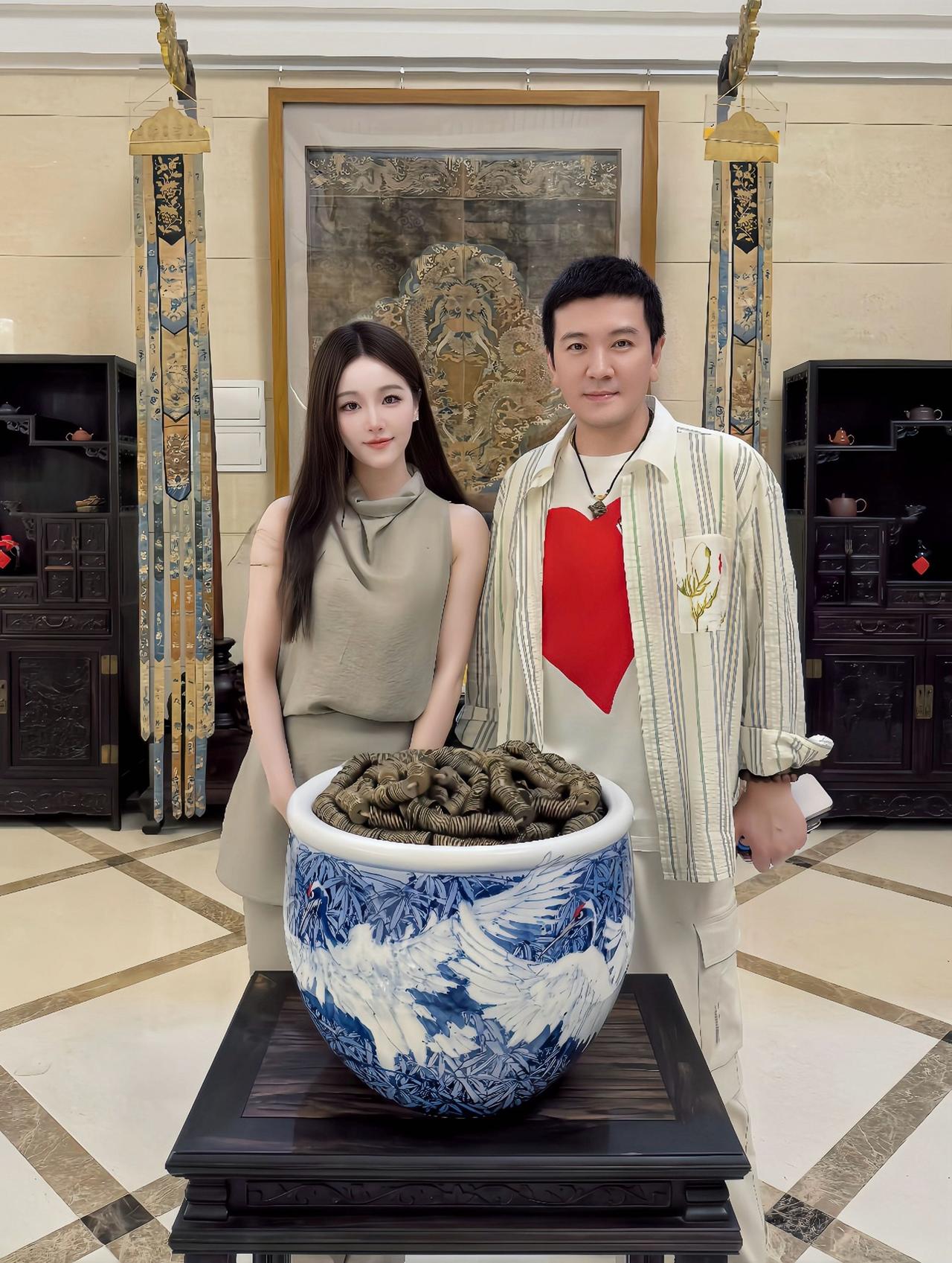 8月24日，有位漂亮小姐姐晒出与杨子的合影，杨子一脸的胶原蛋白，看上去像30多岁