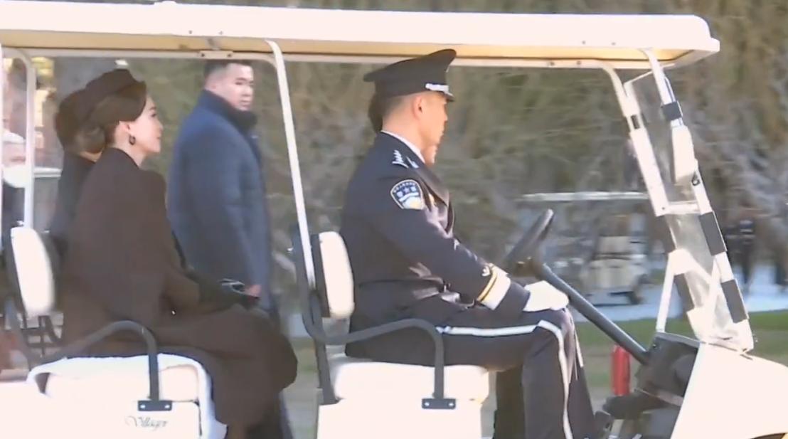 泰国国王在北京故宫坐摆渡车，为国王陛下开摆渡车的小哥哥帅翻了！据悉泰王访华期间参