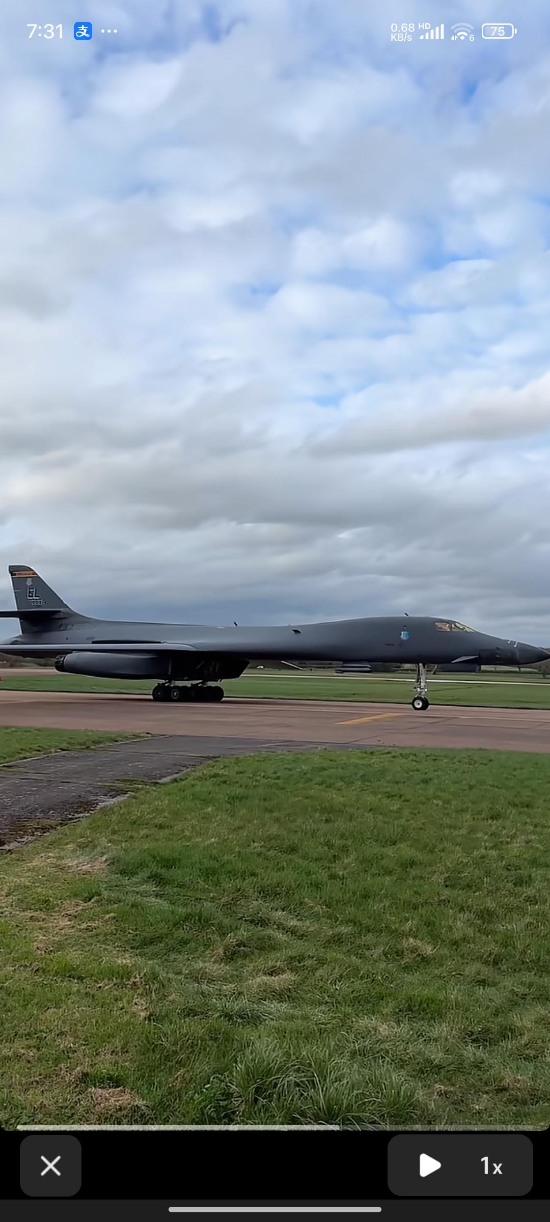 美国空军第28轰炸机联队B-1B“枪骑兵”战略轰炸机（尾码EL）在英国皇家空军