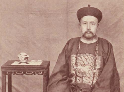 要好的朋友最忌讳在一个单位上班，尤其是在同一单位还是上下级关系，毛鸿宾就是吃了这