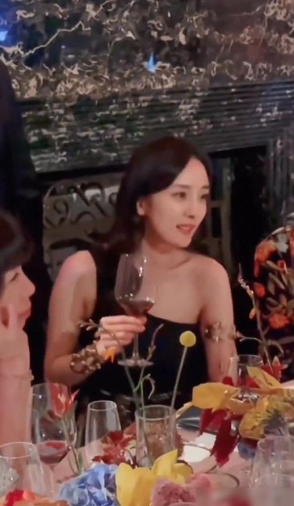 都传杨幂资源降级，我那在Prada的朋友直接把手机摔桌上，说你们根本不懂什么叫‘