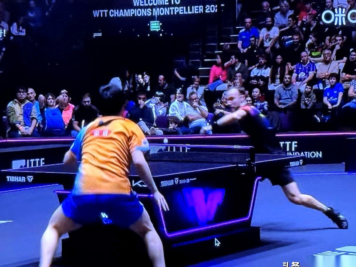 我刚看完球，就一个感觉：这小子打球也太“随便”了吧？真的，那种松弛感，简直不像