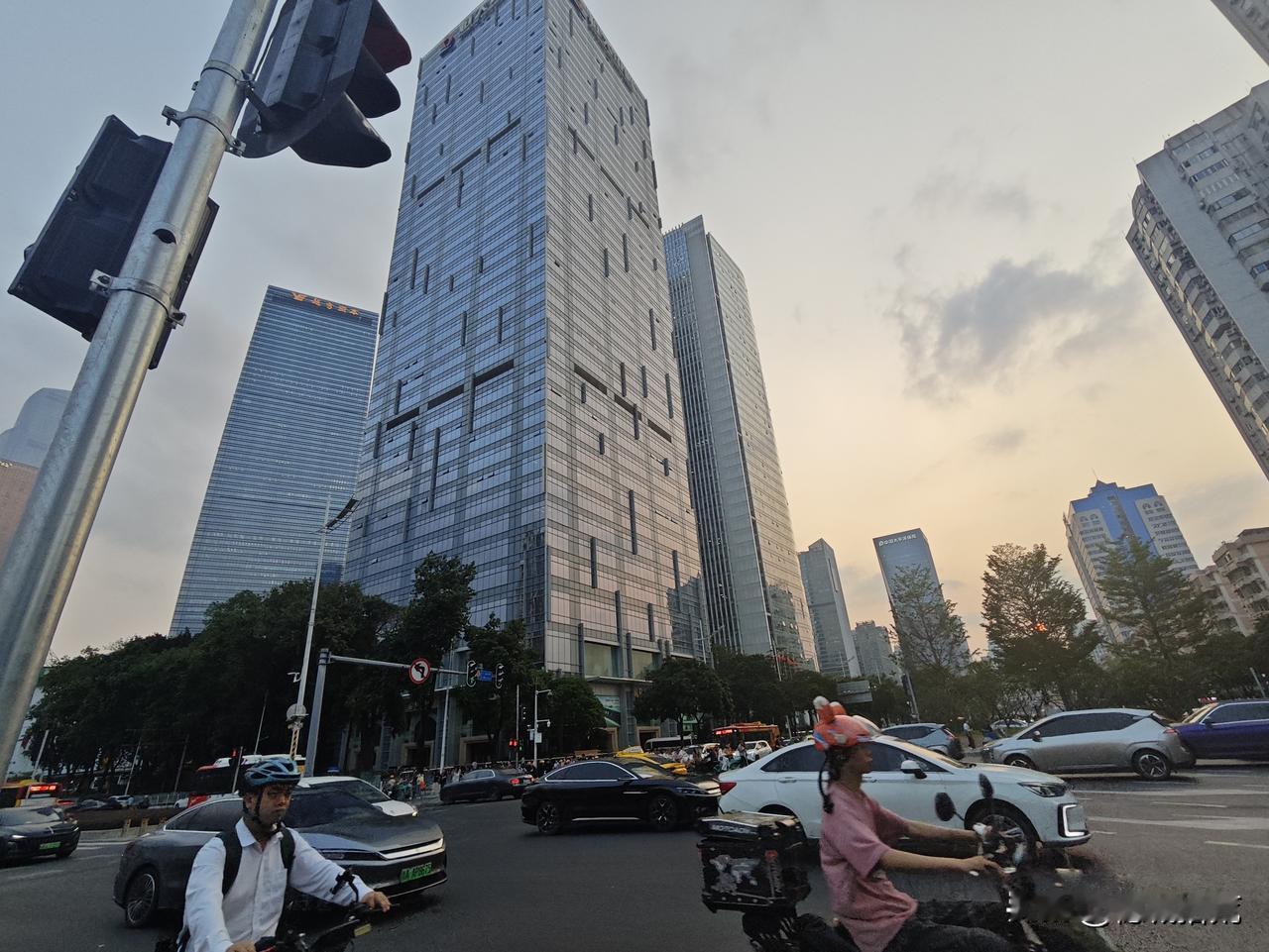 广州恒大中心，那里面，还有人吗？下班经过黄埔大道十字路口，一抬头，又看见了那