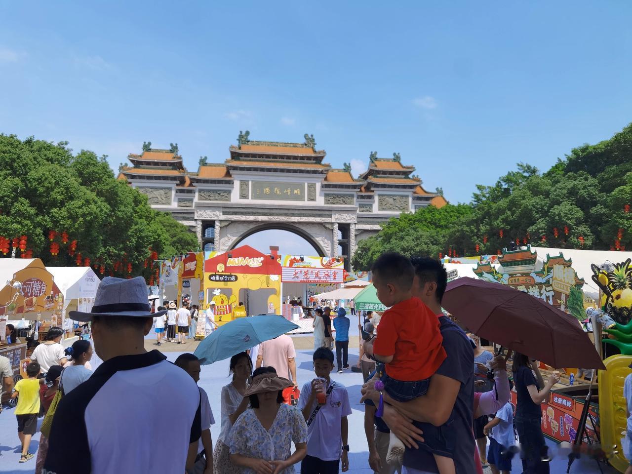 新郎新娘国庆回家办婚宴堵在高速路上，父母不等安排开席！网友取笑第一次结婚没有