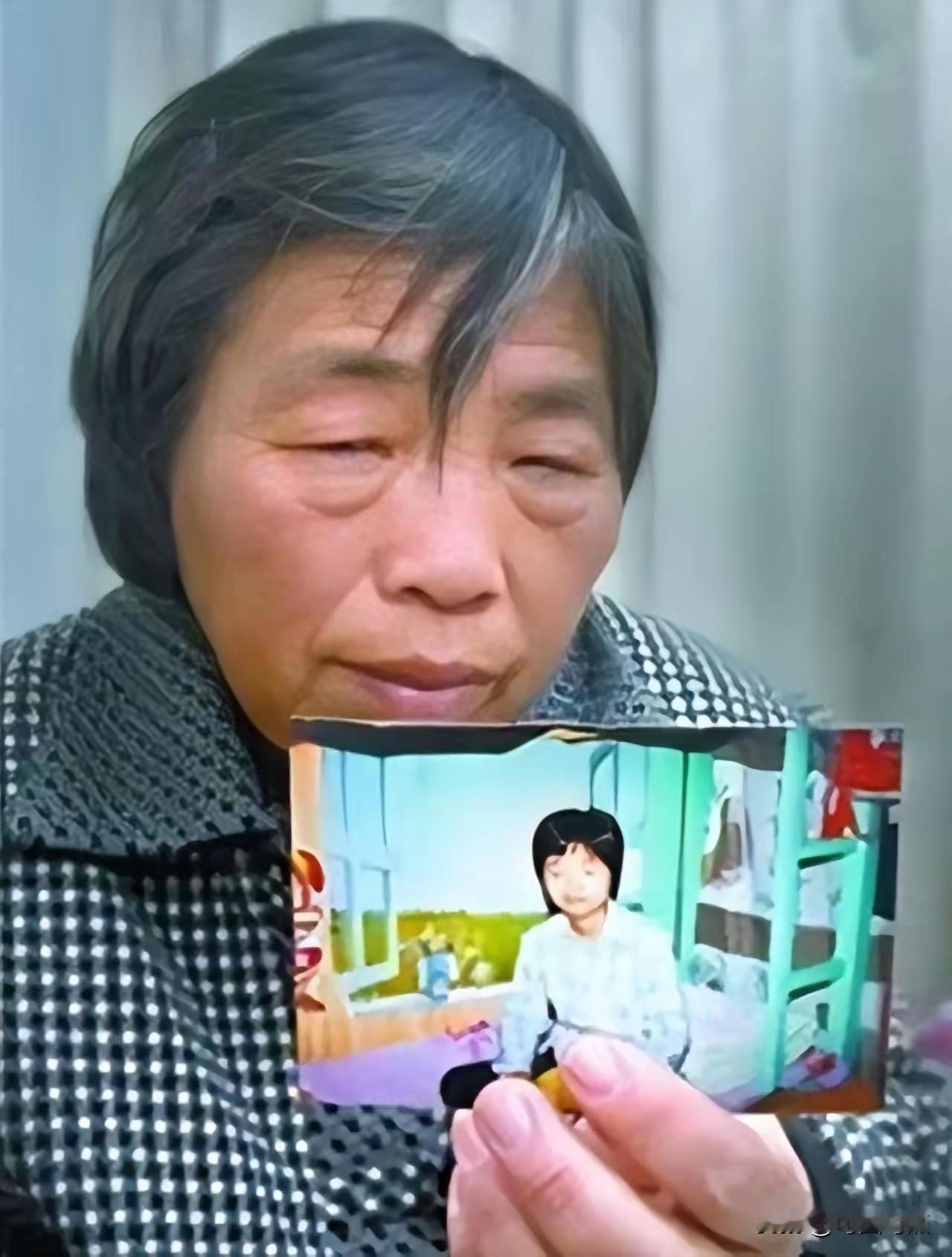 湖北学霸杨元元带母上学，最终厕所自缢身亡，活生生被母亲吸干血2009年11