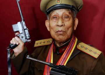 ☁1996年，滕西远私藏两支手枪，民警让他上交，可他却说：“这两支枪，一支