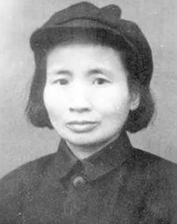 1932年，地下党钱瑛撤退时不幸被捕，她为了不暴露身份，借口肚子疼要去上厕所趁此