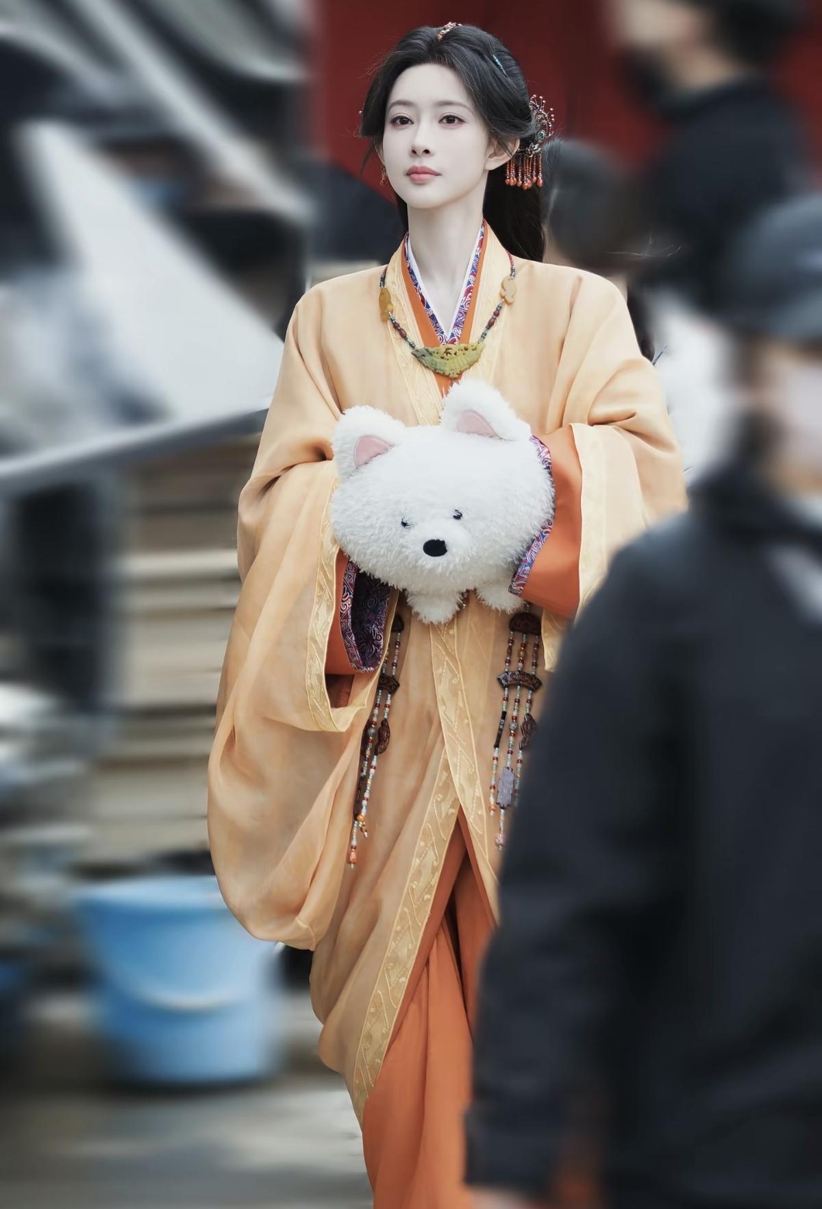 谁懂啊！孟子义这套古装路透也太绝了吧[赞]怀里的小白玩偶和贵气满满的造型，反差感