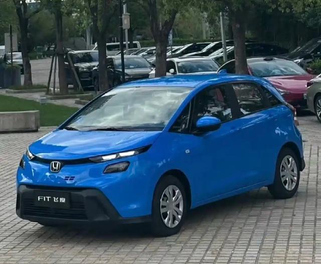 最近刷到新款本田飞度的曝光图，作为一直关注小型车市场的车友，我赶紧翻了翻相关信息