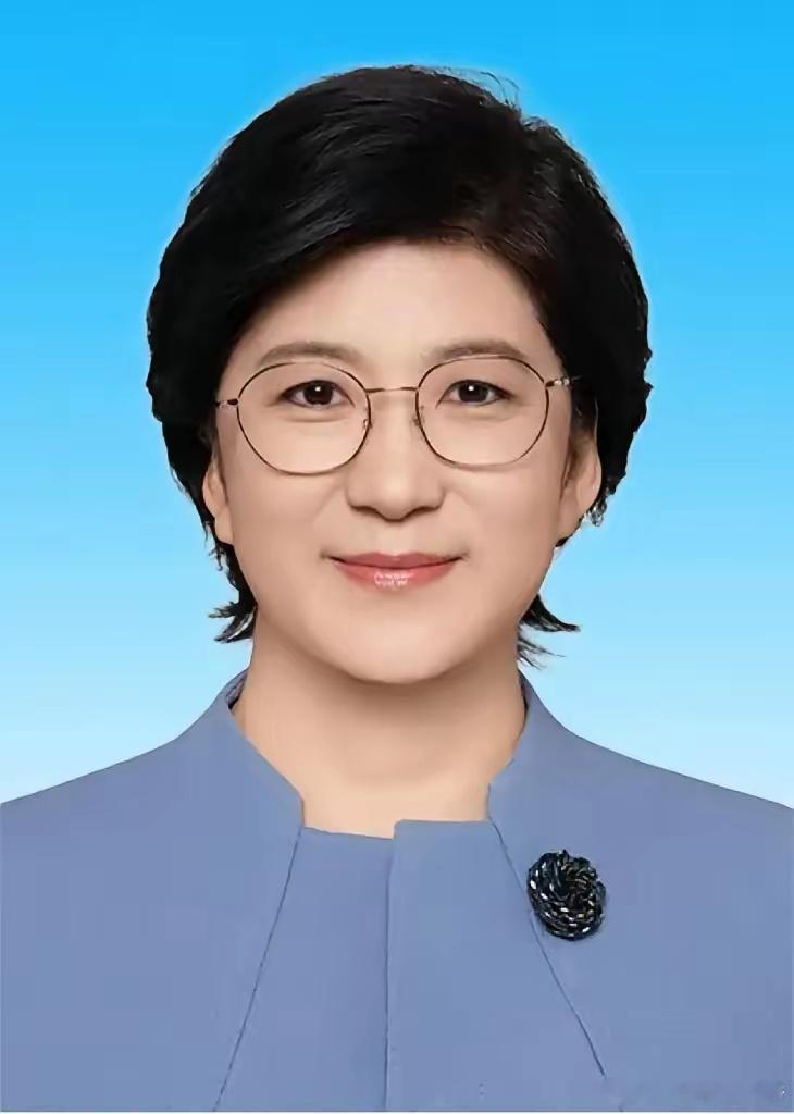 孙艾芳是山东莱州人，1971年生。九十年代从内蒙古师大历史系毕业，没回老家，留在