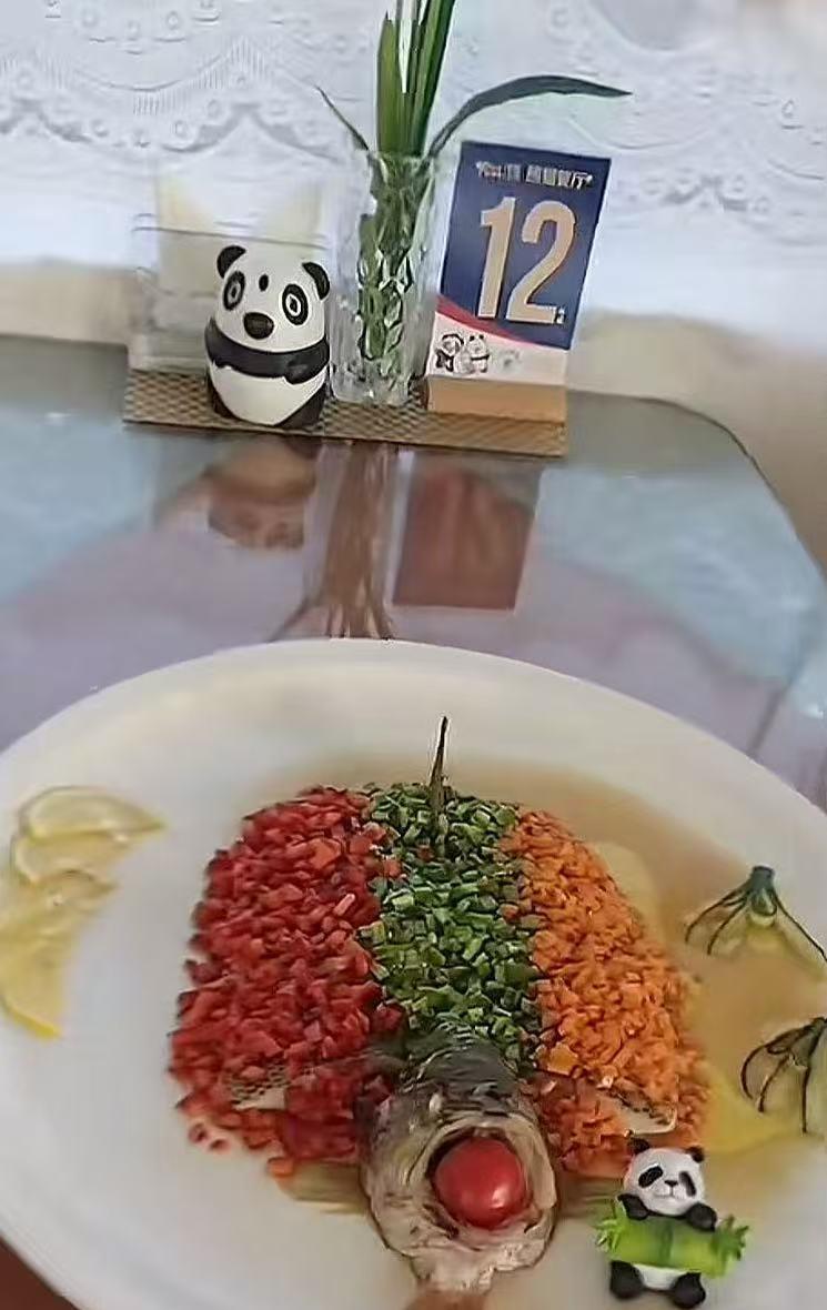 “贫穷限制了想象！”吉林，一家人看了视频宣传，花96万元坐熊猫专列进疆旅游，可上