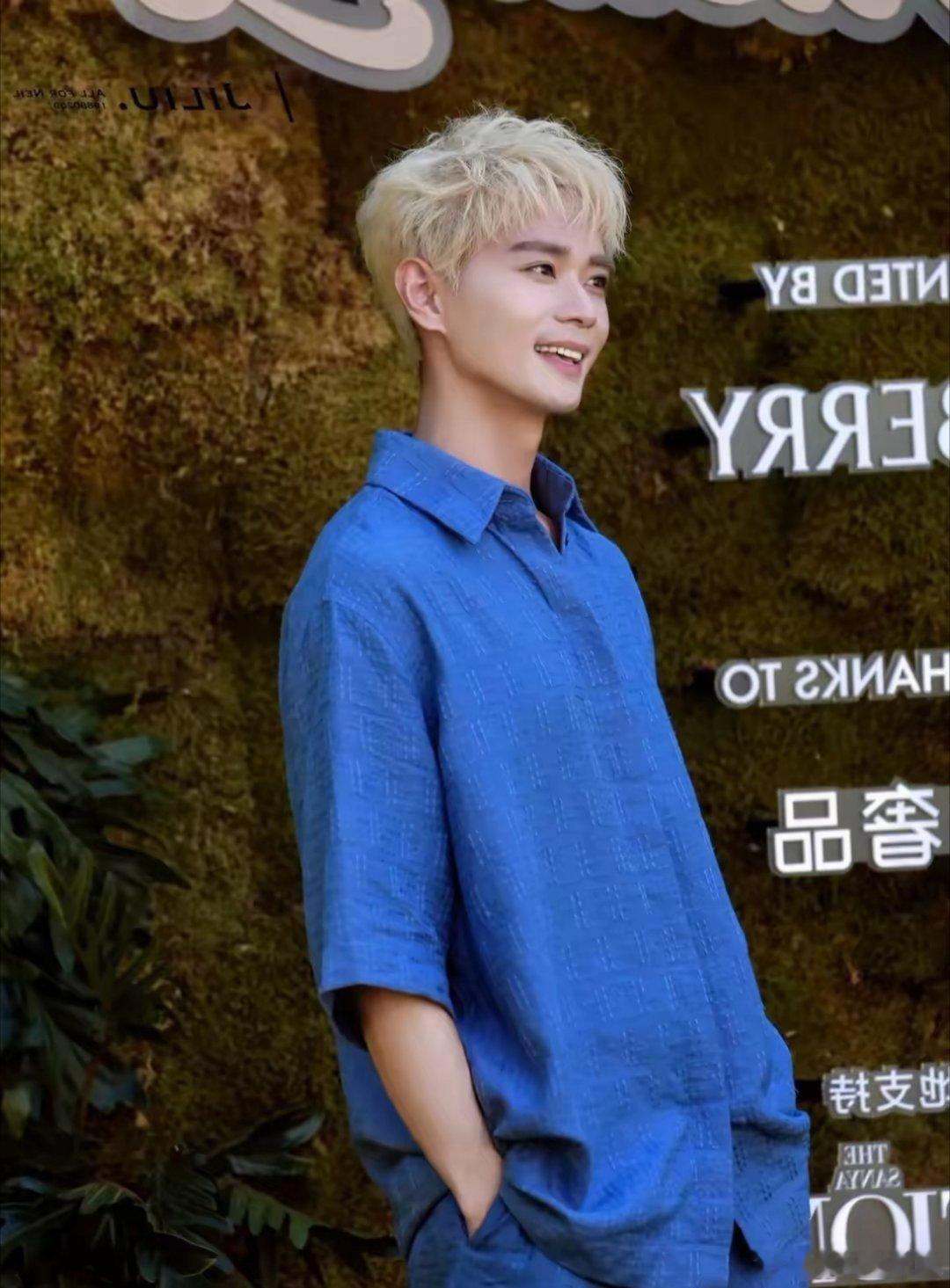 曹骏VOGUE红毯照，一头金发配上清澈的眼睛，被迷晕了​​​