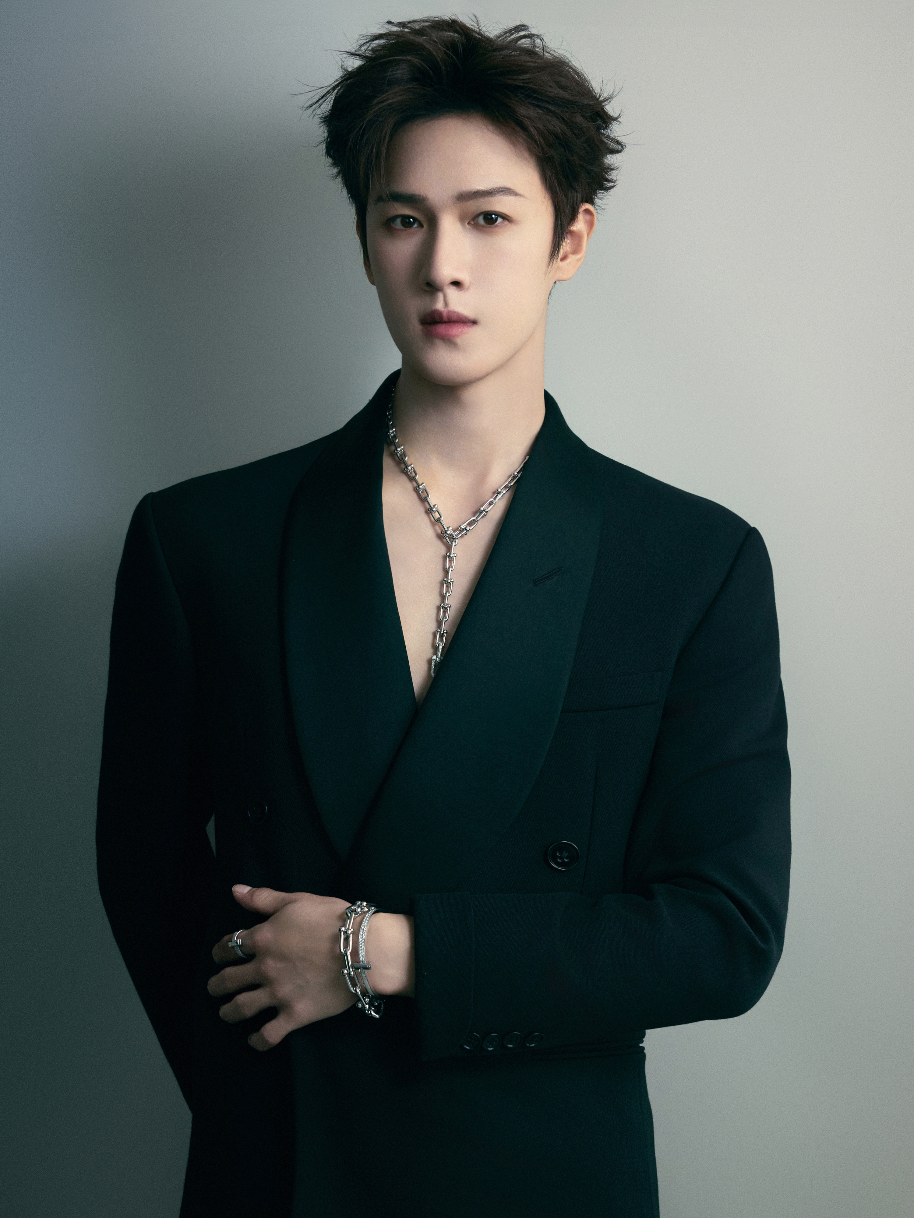 李昀锐×Tiffany三里屯今日活动造型大片，一袭纯黑深V西服套装搭配Har