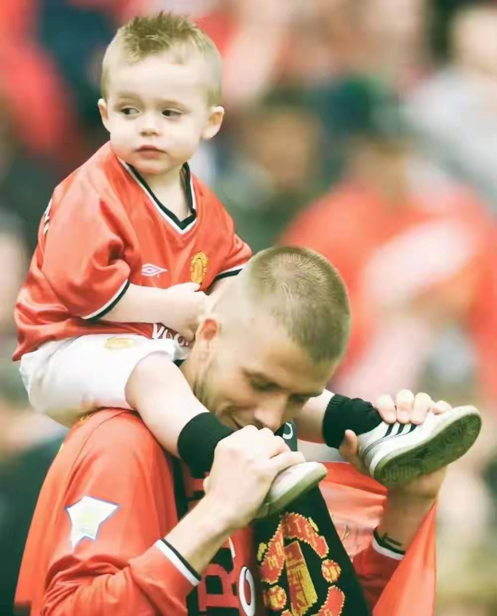 小贝怎么也不会想到，22年后，儿子布鲁克林再次骑到了他头上。这一回还是一样，老父