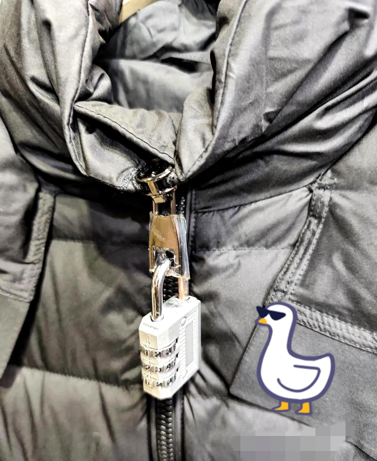 服装商家被逼疯！给羽绒服装密码锁，这波操作到底是谁逼出来的？本来无理由退货