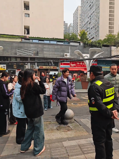 草莓熊又把王楚钦的同款羽绒服穿出了买家秀和卖家秀的感觉了😁草莓熊今天上午到